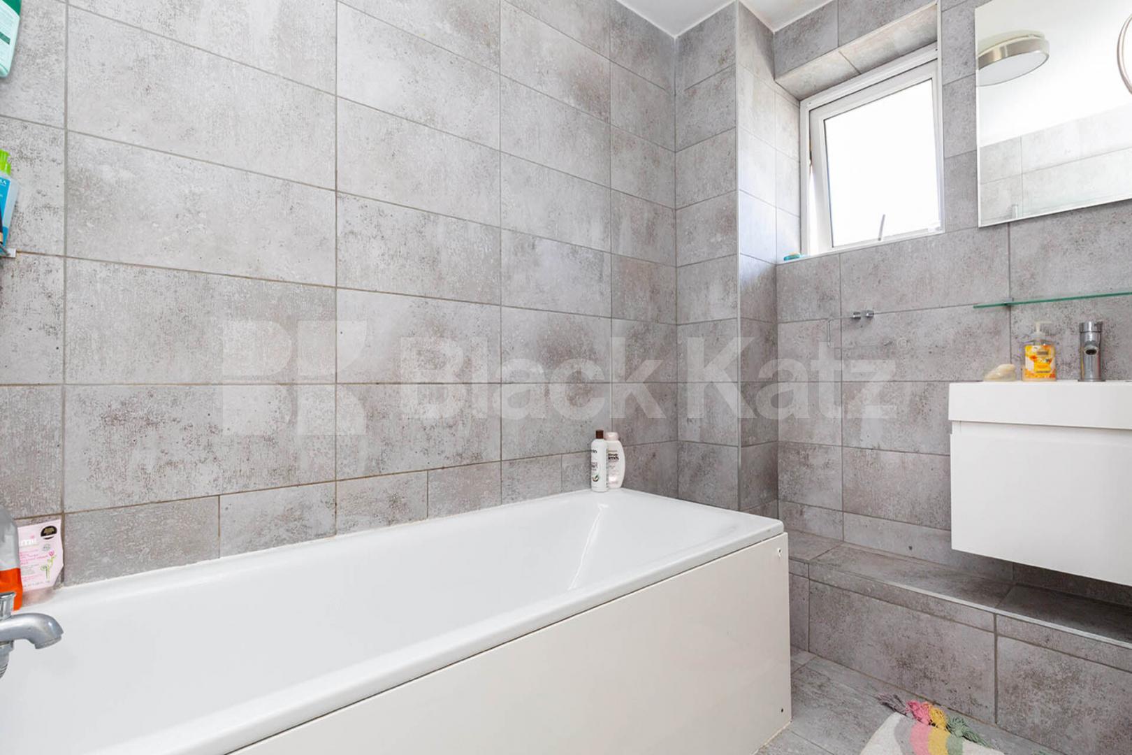 Arranged over 2 floors in the De Beauvoir area is this 2 bed plus study Mitchison Road, De Beauvoir Town